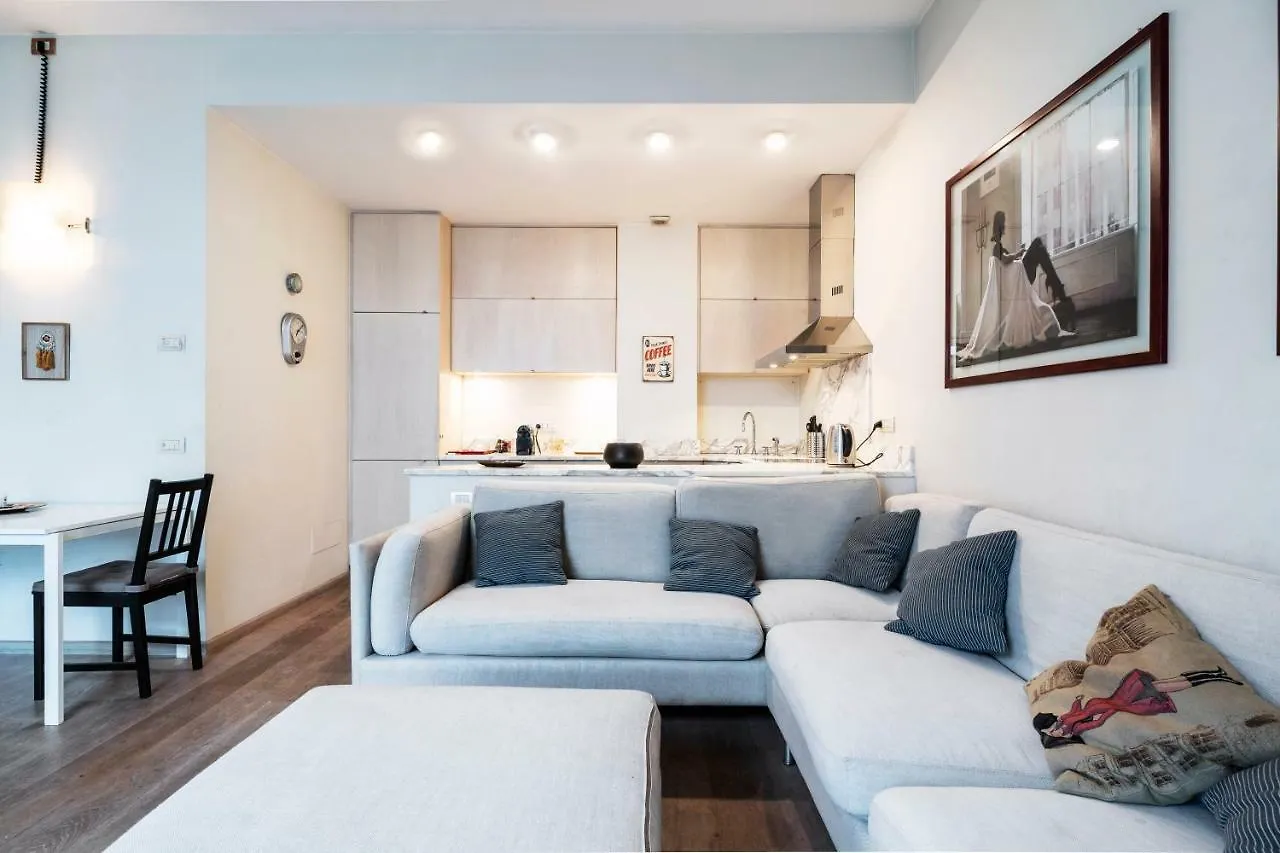 Santo Stefano Luxury Apartment Milan